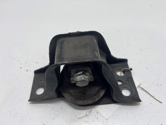 Used Engine mount Renault Clio III (BR/CR) 2.0 16V Price € 15,00 Margin scheme offered by F. van den Mosselaar autodemontage