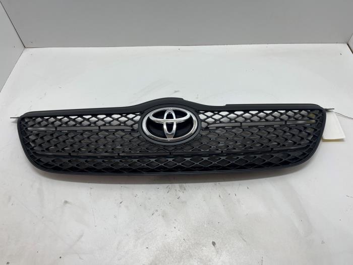 Begagnade Grill Toyota Corolla Wagon (E12) 1.6 16V VVT-i Pris € 25,00 Marginaltabell erbjuds av F. van den Mosselaar autodemontage