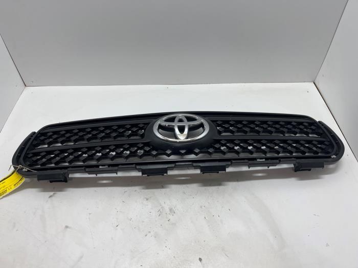 Używane Grill Toyota RAV4 (A3) 2.0 16V Valvematic 4x2 Cena € 35,00 Procedura marży oferowane przez F. van den Mosselaar autodemontage