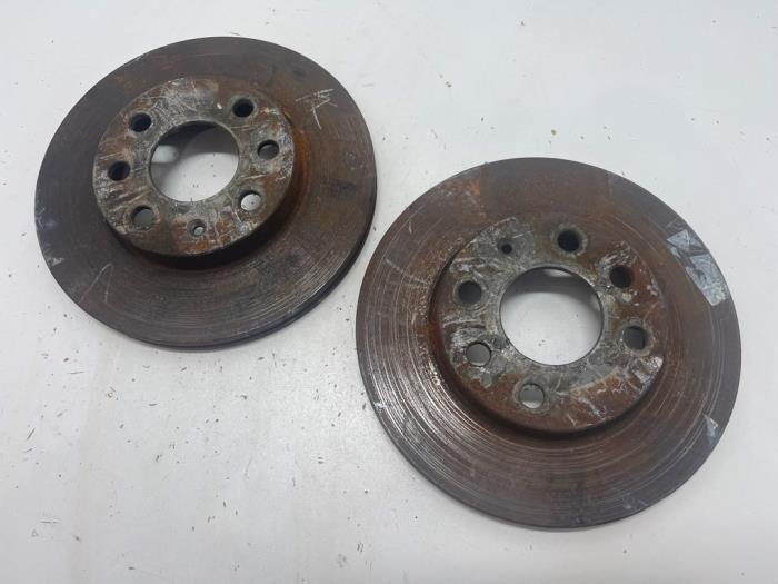 Front brake disc from a Opel Corsa C (F08/68) 1.2 16V 2004