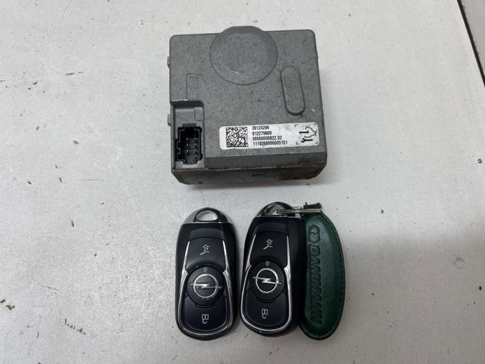 Begagnade Fjärrkontrollset Opel Insignia Grand Sport 1.5 Turbo 16V 165 Pris € 50,00 Marginaltabell erbjuds av F. van den Mosselaar autodemontage