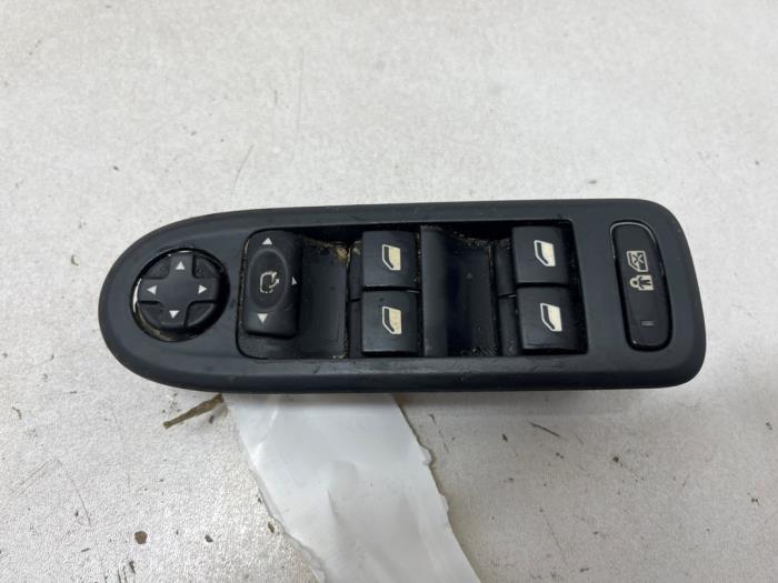 Usados Interruptor combinado de ventanillas Peugeot 508 SW (8E/8U) 2.0 HDiF 16V Autom. Precio € 20,00 Norma de margen ofrecido por F. van den Mosselaar autodemontage