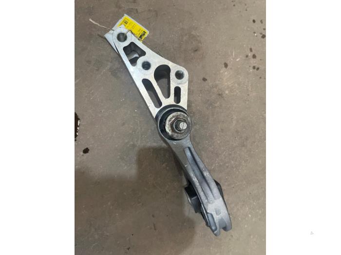 Engine mount from a Opel Combo 1.6 CDTI 16V 2017