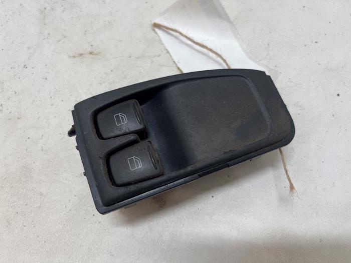 Usados Interruptor de ventanilla eléctrica Smart Fortwo Coupé (451.3) 1.0 45 KW Precio € 25,00 Norma de margen ofrecido por F. van den Mosselaar autodemontage
