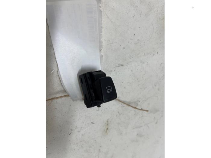 Usados Interruptor de ventanilla eléctrica Smart Fortwo Coupé (451.3) 1.0 45 KW Precio € 15,00 Norma de margen ofrecido por F. van den Mosselaar autodemontage
