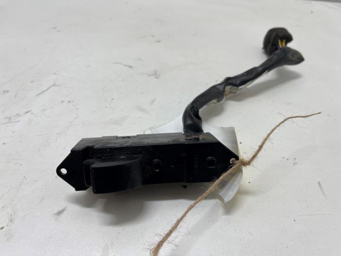 Usados Interruptor de ventanilla eléctrica Mitsubishi Outlander (CU) 2.0 16V 4x2 Precio € 10,00 Norma de margen ofrecido por F. van den Mosselaar autodemontage