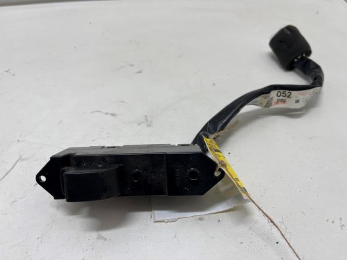 Usados Interruptor de ventanilla eléctrica Mitsubishi Outlander (CU) 2.0 16V 4x2 Precio € 10,00 Norma de margen ofrecido por F. van den Mosselaar autodemontage