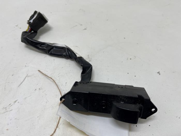 Usados Interruptor de ventanilla eléctrica Mitsubishi Outlander (CU) 2.0 16V 4x2 Precio € 10,00 Norma de margen ofrecido por F. van den Mosselaar autodemontage