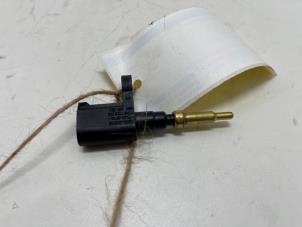 Engine temperature sensor from a Audi A3 Limousine (8YS) 2.0 30 TDI 16V 2021