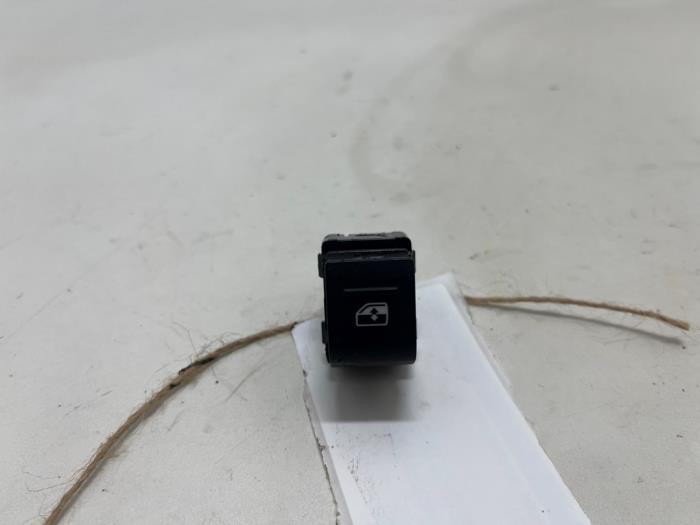 Usados Interruptor de ventanilla eléctrica Audi A3 Limousine (8YS) 2.0 30 TDI 16V Precio € 10,00 Norma de margen ofrecido por F. van den Mosselaar autodemontage