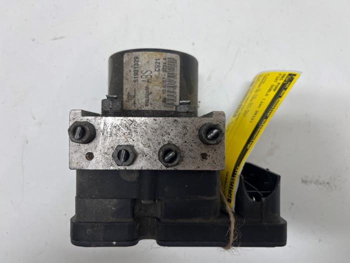 Begagnade ABS-pump Fiat Doblo Cargo (263) 1.3 MJ 16V Euro 4 Pris € 100,00 Marginaltabell erbjuds av F. van den Mosselaar autodemontage
