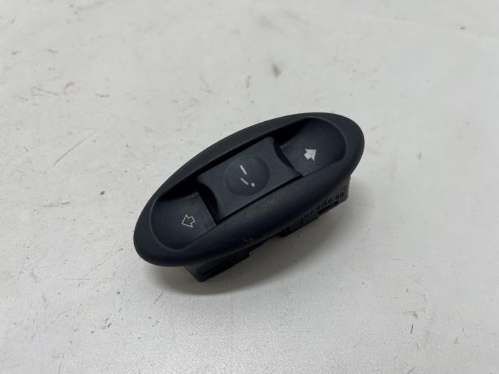 Używane Przelacznik szyberdachu BMW Mini (R50/53) 1.6 16V Cooper Cena € 10,00 Procedura marży oferowane przez F. van den Mosselaar autodemontage