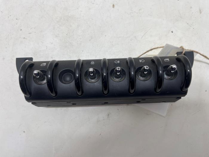 Usados Interruptor combinado de ventanillas BMW Mini (R50/53) 1.6 16V One Precio € 15,00 Norma de margen ofrecido por F. van den Mosselaar autodemontage