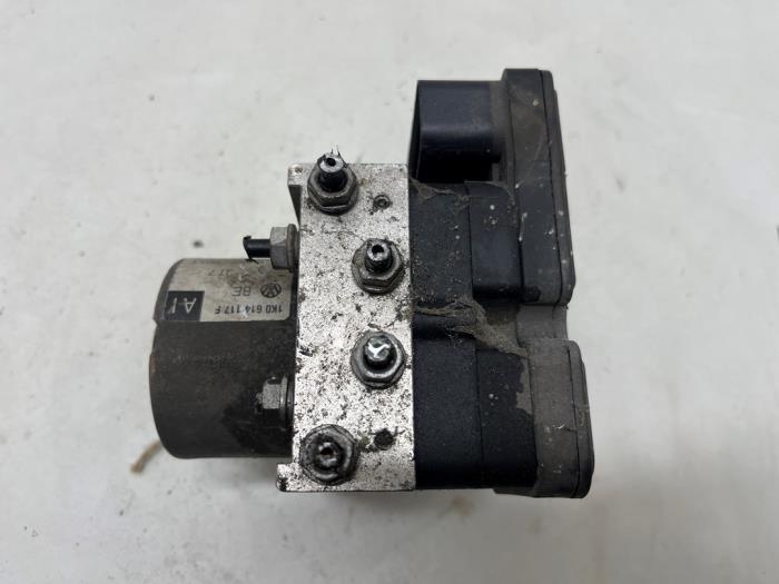 Usagé Pompe ABS Volkswagen Golf V (1K1) 1.4 FSI 16V Prix € 25,00 Règlement à la marge proposé par F. van den Mosselaar autodemontage