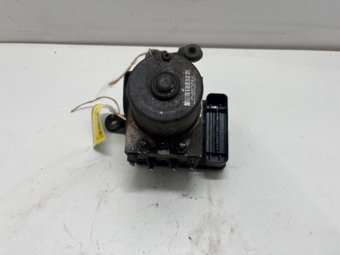 Gebrauchte ABS Pumpe Volkswagen Golf IV Variant (1J5) 1.6 16V Preis € 15,00 Margenregelung angeboten von F. van den Mosselaar autodemontage