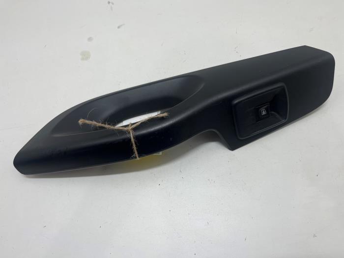 Usados Interruptor de ventanilla eléctrica Opel Vivaro 1.6 CDTi BiTurbo 125 Precio € 15,00 Norma de margen ofrecido por F. van den Mosselaar autodemontage