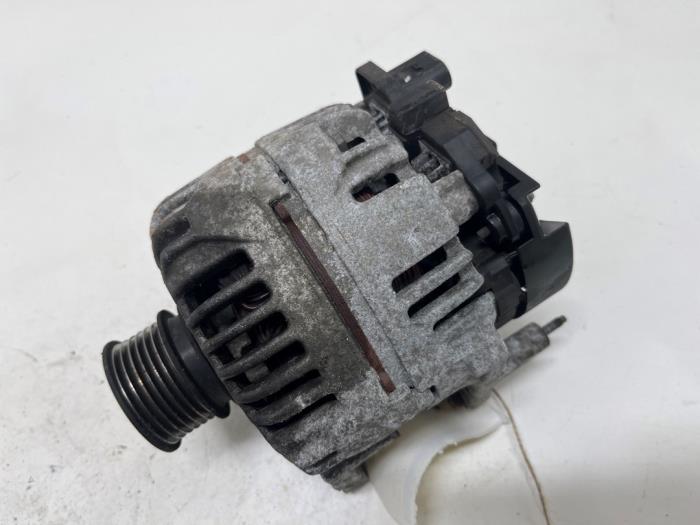 Begagnade Dynamo Volkswagen Polo IV (9N1/2/3) 1.4 16V Pris € 35,00 Marginaltabell erbjuds av F. van den Mosselaar autodemontage