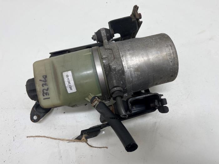 Usagé Pompe de direction Ford Focus 2 Wagon 1.8 16V Prix € 75,00 Règlement à la marge proposé par F. van den Mosselaar autodemontage