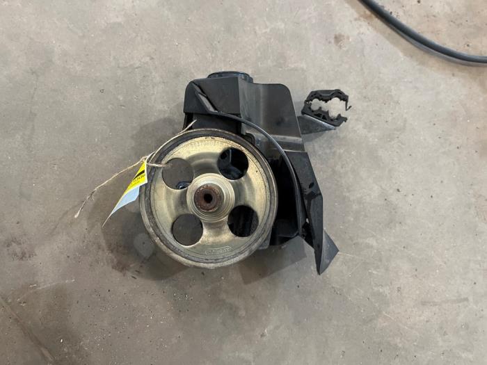 Usagé Pompe de direction Peugeot 206 (2A/C/H/J/S) 1.4 HDi Prix € 25,00 Règlement à la marge proposé par F. van den Mosselaar autodemontage