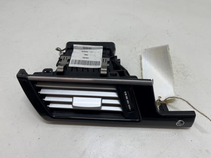 Begagnade Luftmunstycke, instrumentbräda Mercedes E (W212) E-250 CGI 16V BlueEfficiency Pris € 15,00 Marginaltabell erbjuds av F. van den Mosselaar autodemontage
