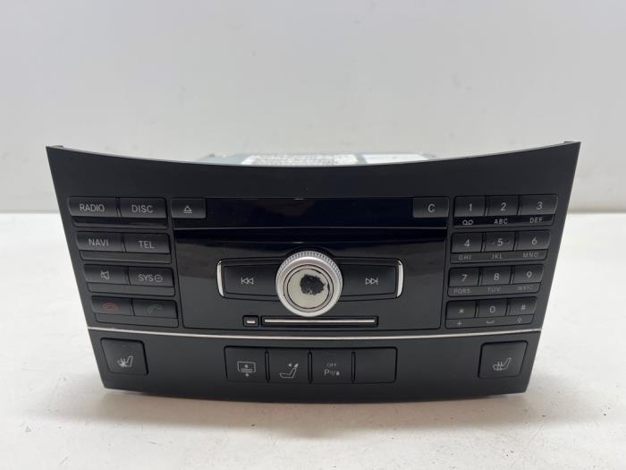 Usagé Ecran Gps Mercedes E (W212) E-250 CGI 16V BlueEfficiency Prix € 200,00 Règlement à la marge proposé par F. van den Mosselaar autodemontage