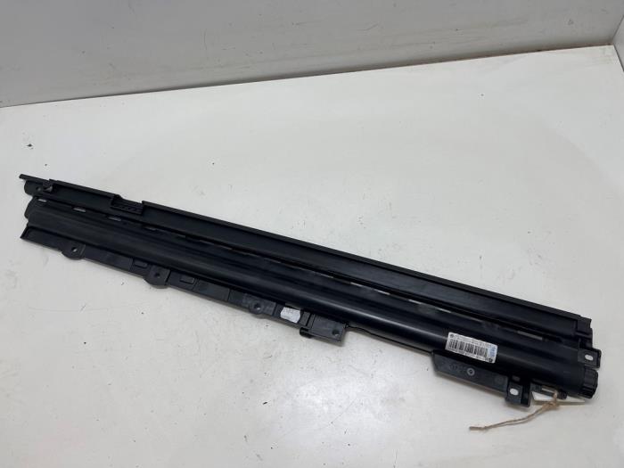 Używane Roleta prawa Mercedes E (W212) E-250 CGI 16V BlueEfficiency Cena € 25,00 Procedura marży oferowane przez F. van den Mosselaar autodemontage