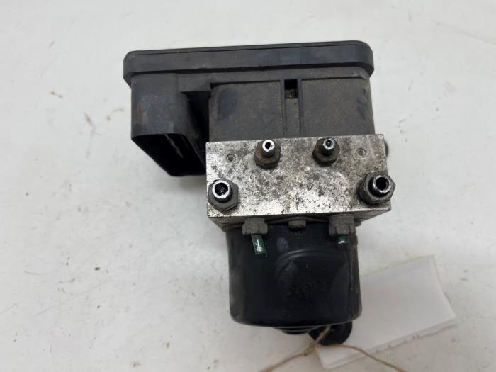 Używane Pompa ABS Peugeot 206 CC (2D) 1.6 16V Cena € 75,00 Procedura marży oferowane przez F. van den Mosselaar autodemontage