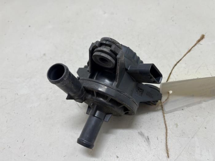 Begagnade Extra vattenpump Toyota Auris (E15) 1.8 16V HSD Full Hybrid Pris € 20,00 Marginaltabell erbjuds av F. van den Mosselaar autodemontage