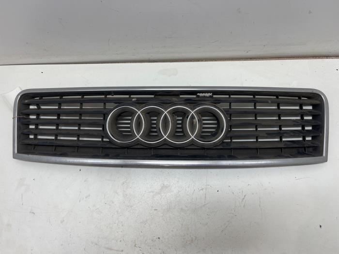 Używane Grill Audi A6 Avant (C5) 2.4 V6 30V Quattro Cena € 25,00 Procedura marży oferowane przez F. van den Mosselaar autodemontage