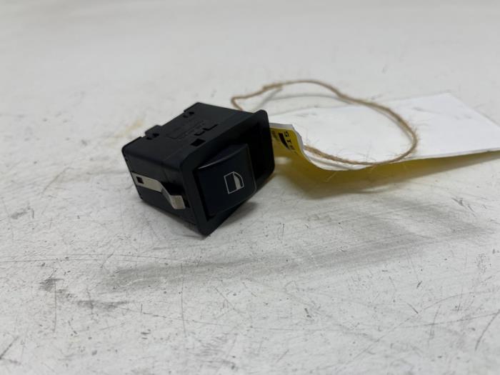 Usados Interruptor de ventanilla eléctrica BMW 3 serie Touring (E46/3) 318i 16V Precio € 10,00 Norma de margen ofrecido por F. van den Mosselaar autodemontage