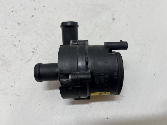 Begagnade Extra vattenpump Skoda Fabia III Combi (NJ5) 1.0 TSI 12V Pris € 25,00 Marginaltabell erbjuds av F. van den Mosselaar autodemontage