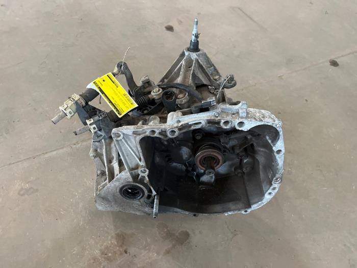 Used Gearbox Renault Clio III (BR/CR) 1.2 16V 75 Price € 150,00 Margin scheme offered by F. van den Mosselaar autodemontage