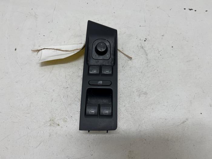 Usados Interruptor de ventanilla eléctrica Volkswagen Passat Variant (365) 1.4 TSI 16V Precio € 15,00 Norma de margen ofrecido por F. van den Mosselaar autodemontage