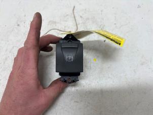 Begagnade Brytare, parkeringsbroms Renault Megane III Grandtour (KZ) 1.5 dCi 110 Pris € 15,00 Marginaltabell erbjuds av F. van den Mosselaar autodemontage