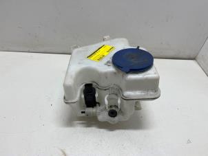 Begagnade Spolartank, vindruta Mercedes B (W245) 2.0 B-200 16V Turbo Pris € 25,00 Marginaltabell erbjuds av F. van den Mosselaar autodemontage