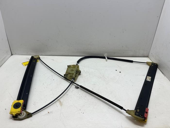 Window lifting mechanism without motor