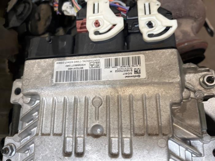 Engine from a Peugeot 3008 I (0U/HU) 1.6 HDiF 16V 2011