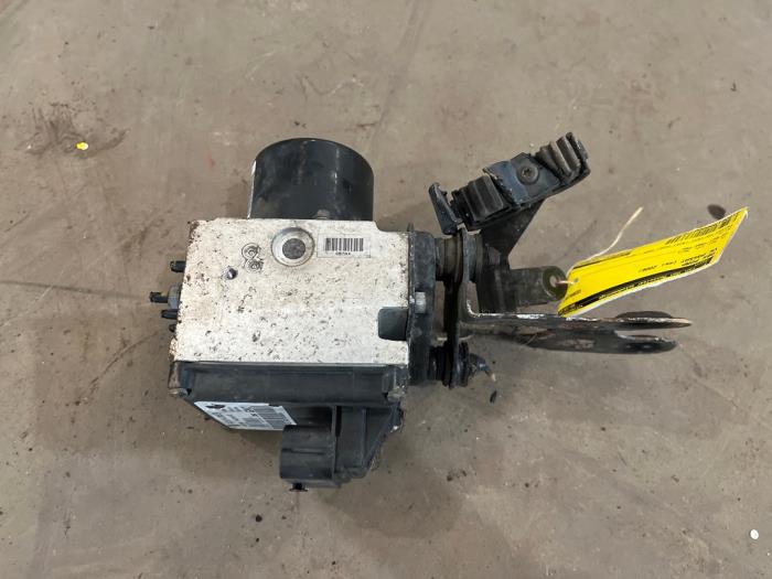 Begagnade ABS-pump Volkswagen Passat Variant (3C5) 2.0 FSI 16V Pris € 25,00 Marginaltabell erbjuds av F. van den Mosselaar autodemontage