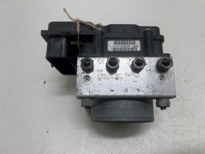 Begagnade ABS-pump Peugeot Bipper (AA) 1.4 HDi Pris € 25,00 Marginaltabell erbjuds av F. van den Mosselaar autodemontage