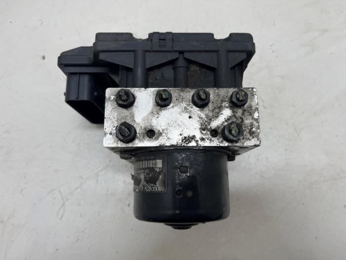 Begagnade ABS-pump Audi A2 (8Z0) 1.4 16V Pris € 70,00 Marginaltabell erbjuds av F. van den Mosselaar autodemontage