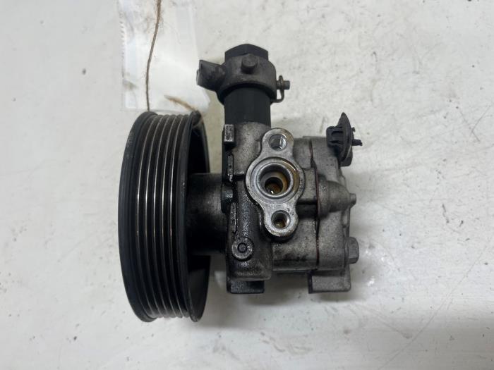Begagnade Servostyrningspump Kia Carens III (FG) 2.0 CRDI VGT 16V Pris € 35,00 Marginaltabell erbjuds av F. van den Mosselaar autodemontage