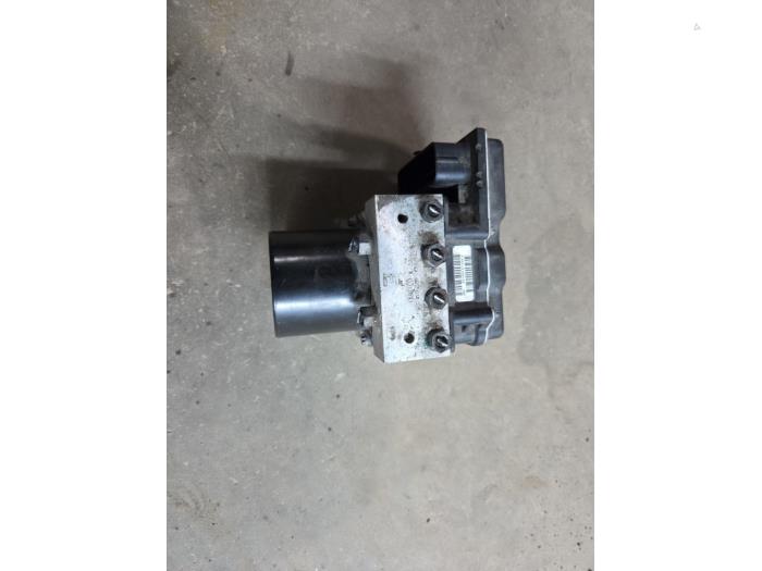 Begagnade ABS-pump Skoda Roomster (5J) 1.2 12V HTTP Pris € 15,00 Marginaltabell erbjuds av F. van den Mosselaar autodemontage