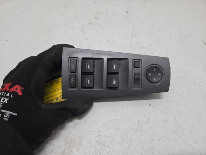 Usados Interruptor combinado de ventanillas BMW 7 serie (E65/E66/E67) 745i,Li 4.4 V8 32V Precio € 20,00 Norma de margen ofrecido por F. van den Mosselaar autodemontage