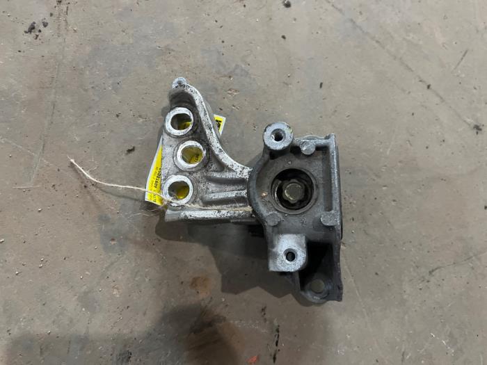 Used Engine mount Honda Civic (FK/FN) 1.4 i-Dsi Price € 15,00 Margin scheme offered by F. van den Mosselaar autodemontage