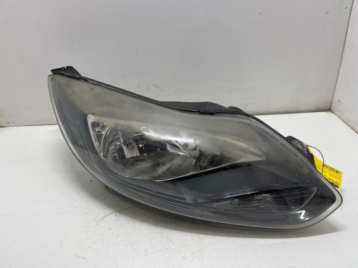 Używane Reflektor prawy Ford Focus 3 1.0 Ti-VCT EcoBoost 12V 100 Cena € 50,00 Procedura marży oferowane przez F. van den Mosselaar autodemontage