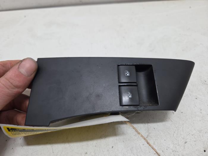 Usados Interruptor combinado de ventanillas Opel Astra J Sports Tourer (PD8/PE8/PF8) 1.7 CDTi 16V Precio € 15,00 Norma de margen ofrecido por F. van den Mosselaar autodemontage