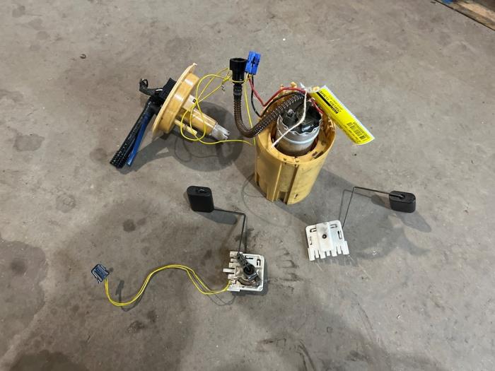 Usagé Pompe à carburant BMW X3 (E83) 3.0d 24V Prix € 75,00 Règlement à la marge proposé par F. van den Mosselaar autodemontage