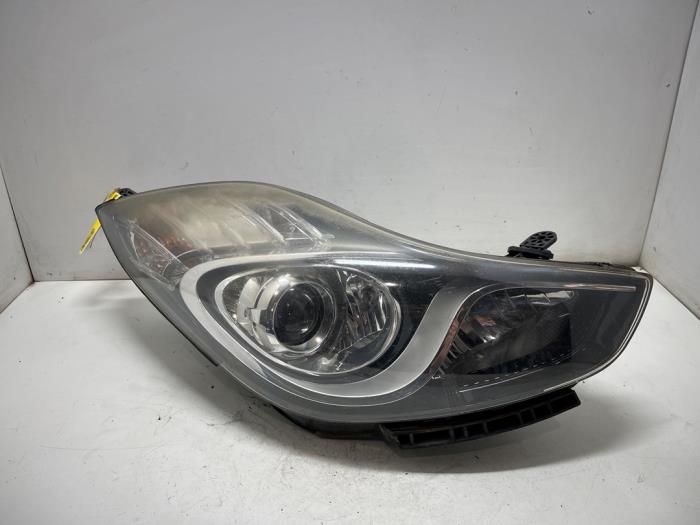 Używane Reflektor prawy Hyundai iX20 (JC) 1.4 CRDi 16V Cena € 200,00 Procedura marży oferowane przez F. van den Mosselaar autodemontage