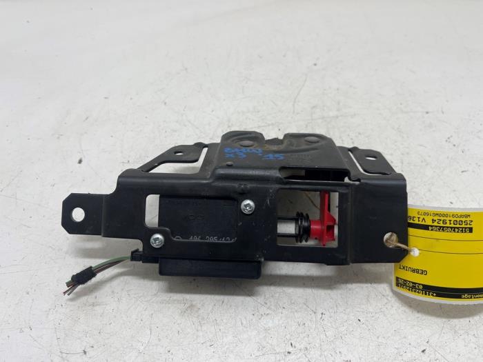 Tailgate lock