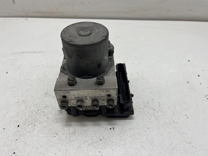 Begagnade ABS-pump Mitsubishi Colt (Z2/Z3) 1.5 16V CZT Turbo Pris € 75,00 Marginaltabell erbjuds av F. van den Mosselaar autodemontage